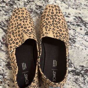 TOMS Women's Tan and Black Leopard Flats